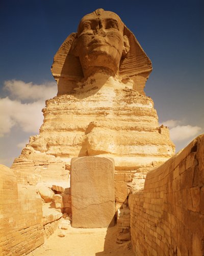 De Sfinx, daterend uit het bewind van koning Chephren, Oude Koninkrijk en de droomstele van Thoetmosis IV, Nieuwe Koninkrijk door Egyptian 4th Dynasty