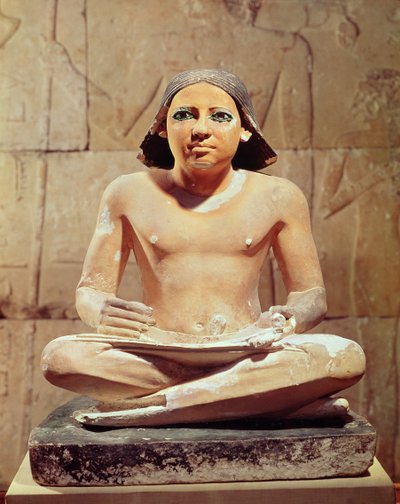 Schrijver zittend met gekruiste benen met een papyrusrol, uit Saqqara, Oude Rijk ca.2475 v.Chr. (kalksteen) door Egyptian 5th Dynasty