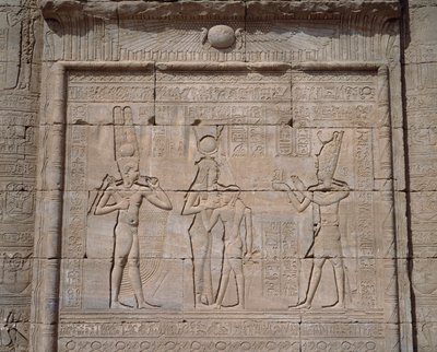 Egyptische oudheid: uitzicht op de lage reliëfs van de tempel van de godin Hathor in Denderah door Egyptian Egyptian