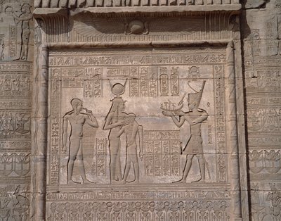 Egyptische oudheid: uitzicht op de reliëfs van de tempel van de godin Hathor in Denderah door Egyptian Egyptian