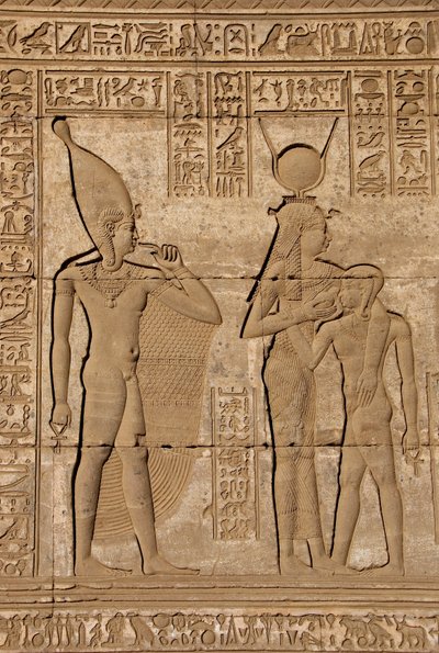 Egyptische oudheid: Romeinse mammisi ter herdenking van de geboorte van Ihy, zoon van Hathor - Detail van reliëfs en hiërogliefen: de godin Isis - Hathor die haar zoon Ihi (Ihy) voedt en achter haar een ander beeld van Ihi met een vinger in zijn mond door Egyptian Ptolemaic Period