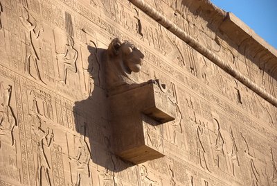 Egyptische oudheid: leeuwenkop waterspuwer, tempel van Hathor, Denderah, Egypte door Egyptian Ptolemaic Period