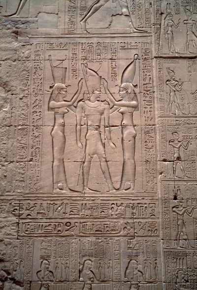 Egyptische oudheid: laag reliëf dat de kroning van koning Ptolemee IV voorstelt. Tempel van Horus, Edfu, Egypte door Egyptian Ptolemaic Period