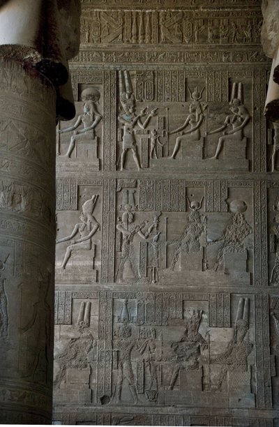 Egyptische oudheid: reliëfs binnen de hypostyle zaal van de tempel gewijd aan Hathor, Denderah, Egypte door Egyptian Ptolemaic Period