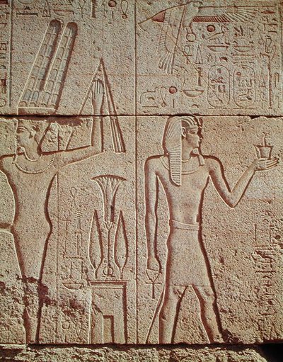 Reliëf dat Philip Arridaeus (323-317 v.Chr.) afbeeldt die een wierookvat vasthoudt voor Amon met de god Min aan de linkerkant, uit het heiligdom van Philip Arridaeus, Macedonische dynastie door Egyptian Ptolemaic Period
