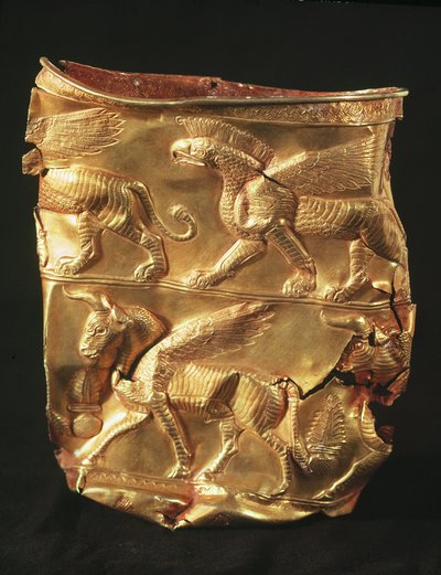 Beker versierd met gevleugelde stier en monsters met adelaarskoppen, uit Marlik, Iran door Elamite