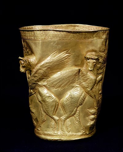 Beker versierd met gevleugelde stieren die een boom flankeren, uit Marlik, Iran, c.12e-11e eeuw v.Chr. (goud) door Elamite