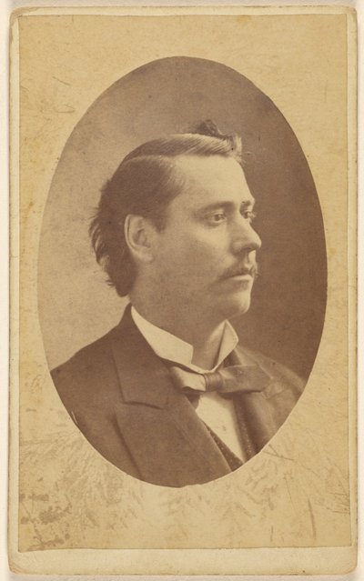 [Ongeïdentificeerde man in 3/4 profiel, in quasi-ovale stijl]. door Elliott and Fry