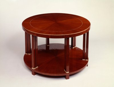 Een lage ronde tweelaagse tafel met rozenhouten fineer, ingelegd met ivoor door Émile Jacques Ruhlmann