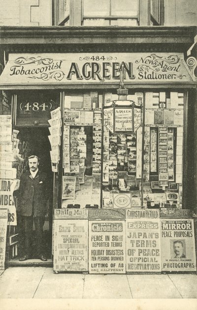 Een groene, tabakswinkel, krantenwinkel en kantoorboekhandel door English Photographer