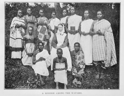 Een Missie onder de Waparri, uit In Wildest Africa: het verslag van een jacht- en ontdekkingsreis door Oeganda, Victoria Nyanza, de Kilimanjaro-regio en Brits Oost-Afrika, door Peter MacQueen, 1910 door English Photographer