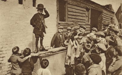 Een opkomende humorist uit East End die een Charlie Chaplin-imitatie doet (zw/w foto) door English Photographer