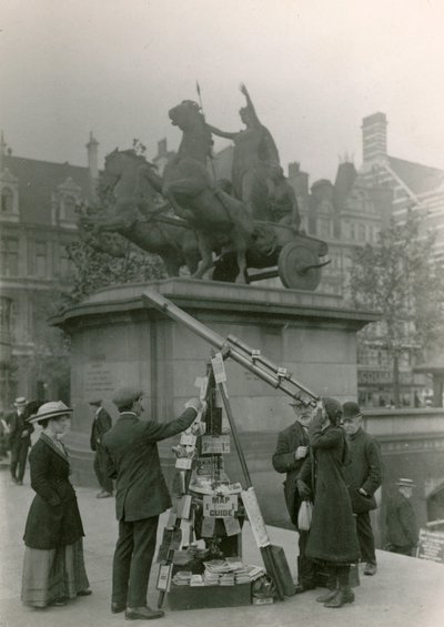Een man die uitzichten verkoopt door een telescoop door English Photographer