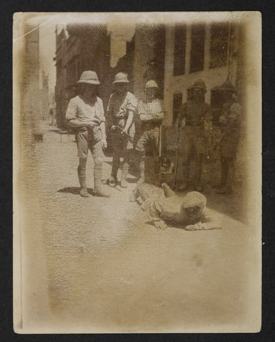 Een gevangene onder gewapende bewaking in de Ram Bagh-tuin, uit Zichten van Amritsar, inclusief de nasleep van de rellen door English Photographer