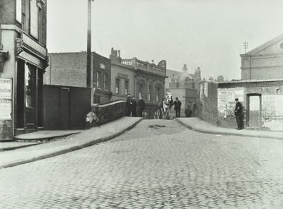 Een wit paard reist over Rhodeswell Road naar Old Victory Bridge, 1895 door English Photographer