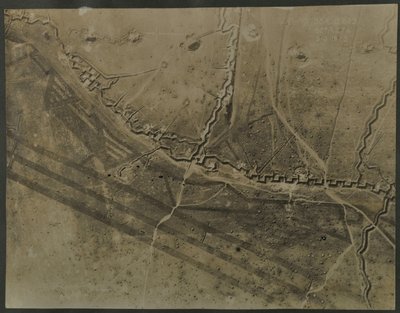 Luchtfoto met loopgraven uit de Eerste Wereldoorlog, 1918 door English Photographer