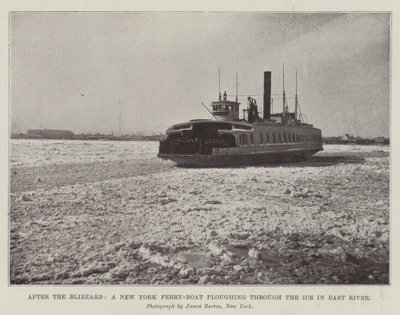 Na de sneeuwstorm, een veerboot van New York ploegt door het ijs in de East River door English Photographer