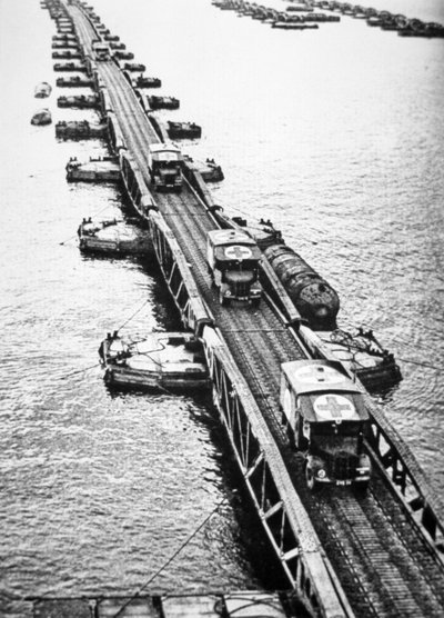 Ambulances van de geallieerde landingsstrijdkrachten gebruiken een Mulberry Pier van de Mulberry kunstmatige haven die over het kanaal was gesleept, 6 juni 1944 door English Photographer