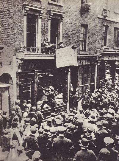 Aanval op Duitse winkel in Londen, ca. 1914 door English Photographer