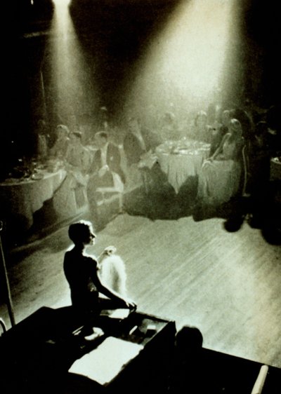 Beatrice Lillie, een revueartiest in de jaren 1920 onder een spotlight in het Cafe de Paris door English Photographer