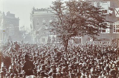 Blackwall Tunnel: menigte bij de ceremoniële opening, 1897 door English Photographer
