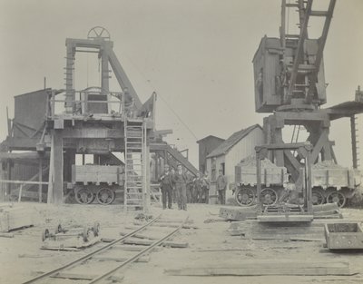 Blackwall Tunnel: schacht en arbeiders tijdens de bouw van de tunnel, 1893 door English Photographer