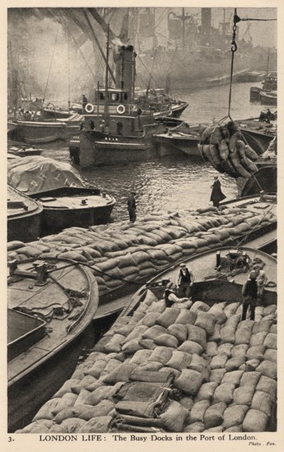 Boten en schuiten in de drukke dokken van de haven van Londen door English Photographer
