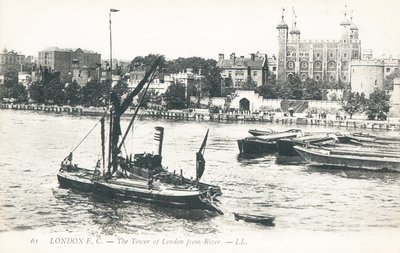 Boten op de rivier de Theems met de Tower of London op de achtergrond door English Photographer