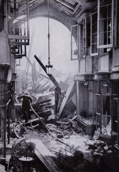 Bombeschadiging aan de Burlington Arcade, Piccadilly, Londen door English Photographer
