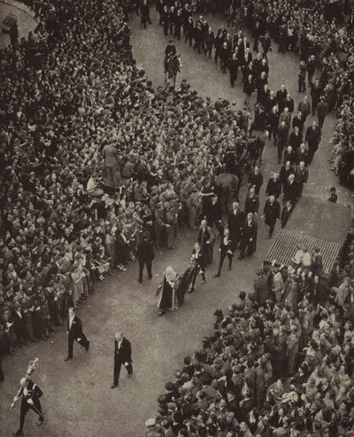 Britse premier Winston Churchill en zijn kabinet lopen naar de kerk van St Margaret, Westminster, voor een dankdienst voor de bevrijding van de dreiging van invasie door nazi-Duitsland, 8 mei 1945 door English Photographer