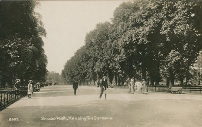 Broad Walk, Kensington Gardens door English Photographer