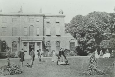 Broomwood House, Broomwood Road: achtergevel, Londen, 1890 door English Photographer