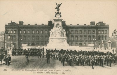 Buckingham Palace en Queen Victoria Memorial; De Guards Band passeert door English Photographer