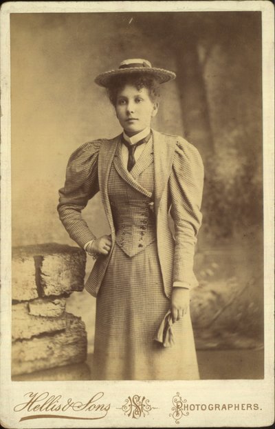 Kabinetkaart, portret van een vrouw door English Photographer