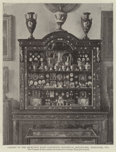 Kast in de Ontvangstkamer met Historische Miniaturen, Erfstukken, enz. door English Photographer