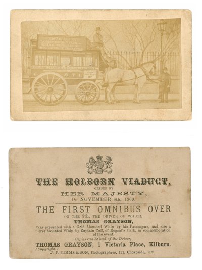 Kaart (voor- en achterkant) ter herdenking van de eerste omnibus die over het Holborn Viaduct reed, 6 november 1869 door English Photographer