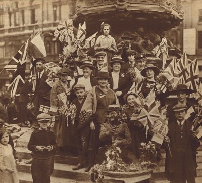 Viering van de overwinning in de Eerste Wereldoorlog op Piccadilly Circus, Londen door English Photographer