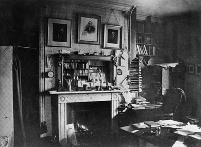 Charles Darwins studeerkamer in Down House door English Photographer
