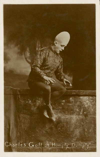 Charles Goff als Humpty Dumpty (zwart-wit foto) door English Photographer