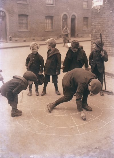 Kinderen spelen op straat in Londen door English Photographer