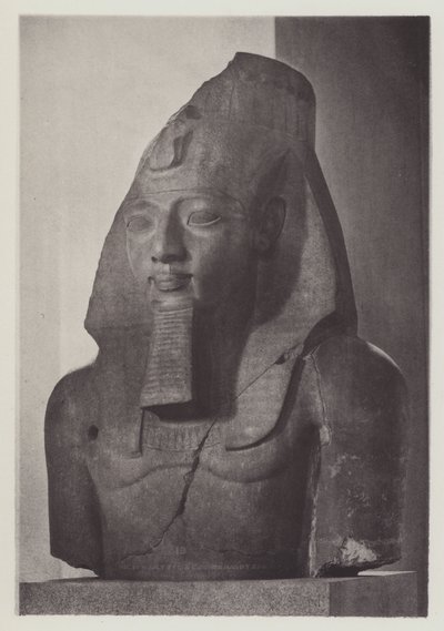 Kolossaal hoofd van Ramses II (z/w foto) door English Photographer