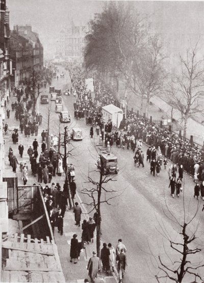 Mensen wachten op toegang tot Westminster Hall tijdens het opbaren van George V, 1936 door English Photographer