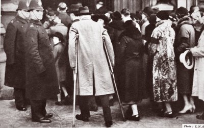 Mensen wachten op toegang tot Westminster Hall tijdens het opbaren van George V, 1936 door English Photographer