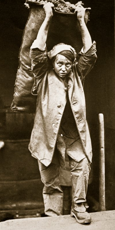 Kolen bezorgen, prent door Horace W. Nichols, ca. 1916 door English Photographer