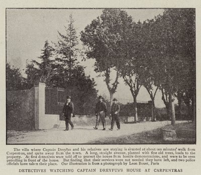 Detectives die het huis van kapitein Dreyfus in Carpentras bewaken door English Photographer