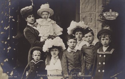 Koningin Alexandra met haar kleinkinderen door English Photographer