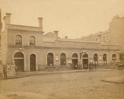 Earls Count Station - Earls Court Road ingang; foto genomen door C Latham in 1878 door English Photographer