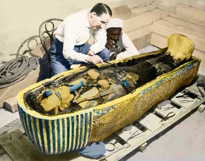 Egypte-1922: Engelse archeoloog Howard Carter (1873-1939) en een Egyptische assistent onderzoeken de sarcofaag van koning Toetanchamon door English Photographer