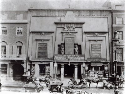 Egyptian Hall, Piccadilly 1895 door English Photographer