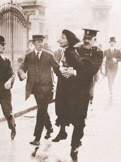 De Arrestatie van Emmeline Pankhurst buiten Buckingham Palace, terwijl ze probeerde de koning te verzoeken, 21 mei 1914 door English Photographer